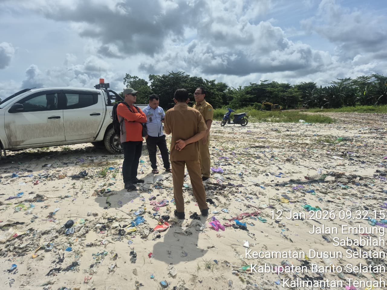 DLH Kabupaten Barsel saat memantau penimbunan sampah di TPST Desa Sababilah