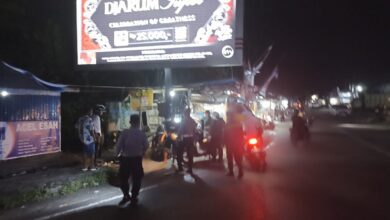Petugas ketika melakukan patroli malam antisipasi aksi balapan liar