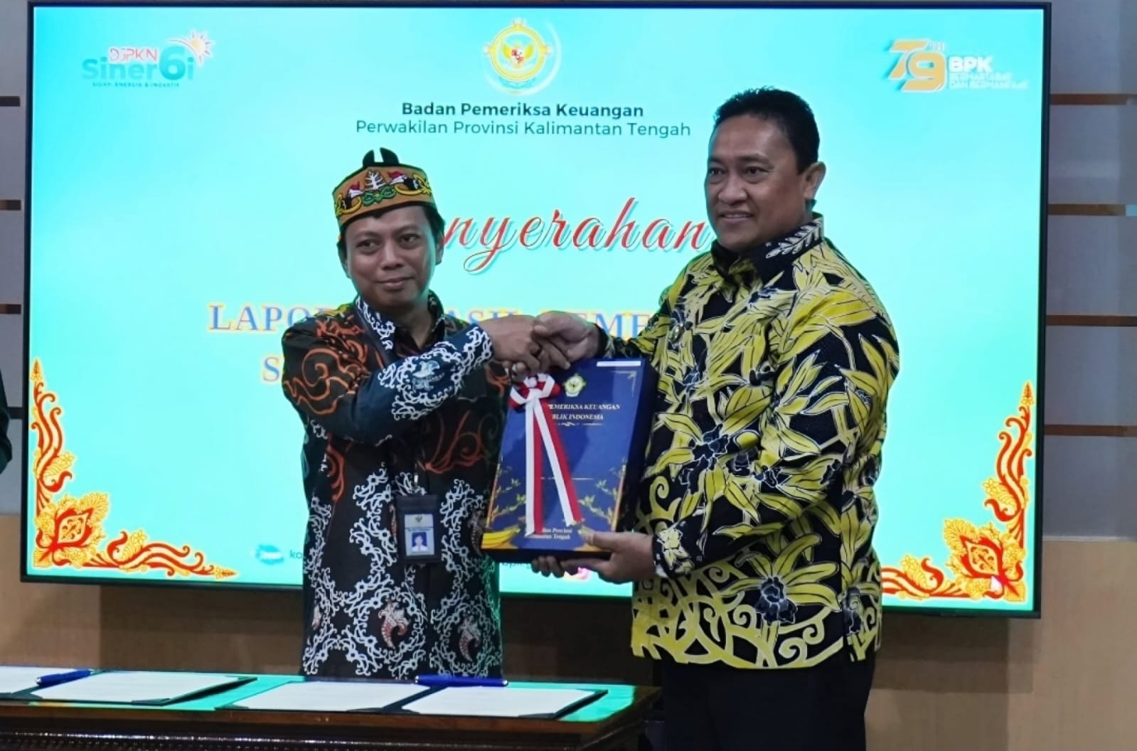 Wagub Kalteng, H. Edy Pratowo saat menerima LHP Semester II Tahun 2025 dari BPK RI Perwakilan Prov. Kalteng