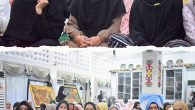 Kadislutkan Prov. Kalteng, Sri Widanarni, S.I.P., M.Si., saat mengikuti kegiatan shalat berjamaah