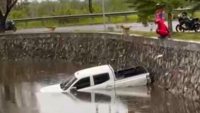 Kondisi mobil ketika berada di dalam parit usai mengalami kecelakaan