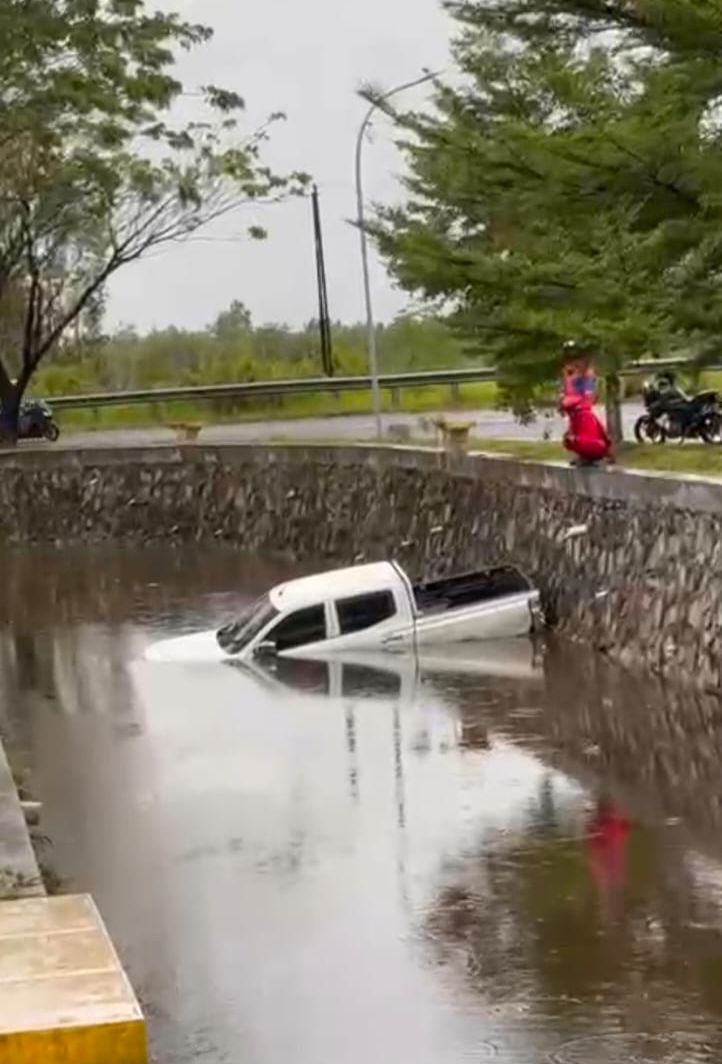 Kondisi mobil ketika berada di dalam parit usai mengalami kecelakaan