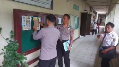 Personel kepolisian ketika mensosialisasikan rekrutmen polri TA 2026 ke sekolah di Palangka Raya