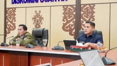 Plt. Kepala Diskominfosantik Kalteng, Rangga Lesmana, bersama Plt. Kadisdik Kalteng, M. Reza Prabowo