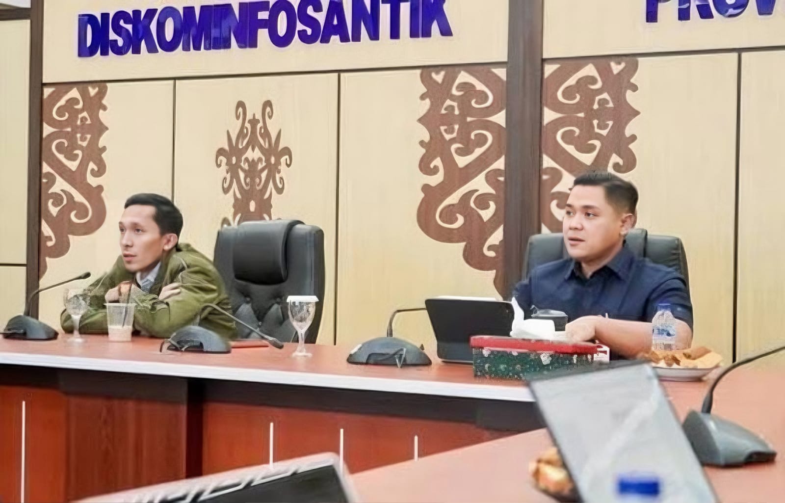 Plt. Kepala Diskominfosantik Kalteng, Rangga Lesmana, bersama Plt. Kadisdik Kalteng, M. Reza Prabowo