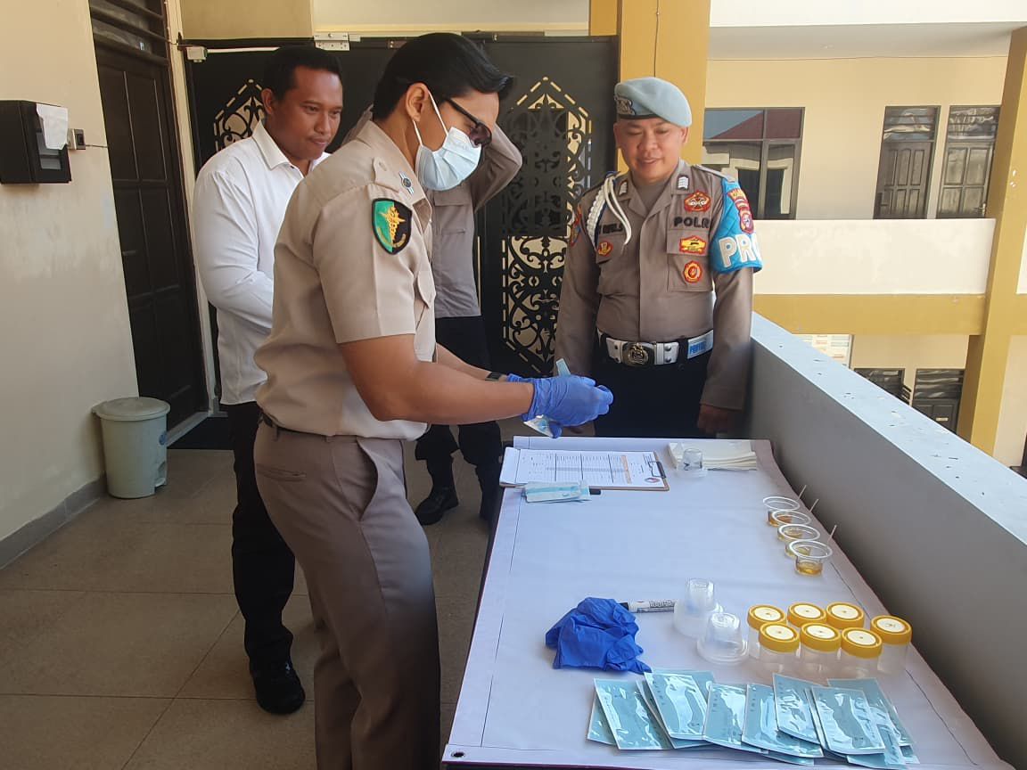 Pencegahan Dini, Polisi Polresta Palangka Raya Dipaksa Kencing