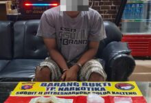 Tersangka dan barang bukti yang berhasil diamankan petugas kepolisian