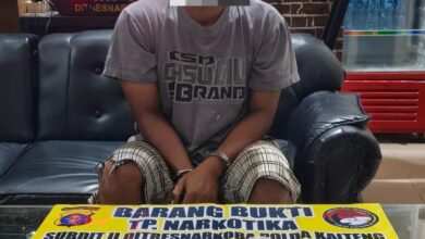 Tersangka dan barang bukti yang berhasil diamankan petugas kepolisian