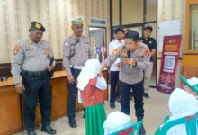Kapolsek Pahandut AKP Iyudi Hartanto ketika menerima kunjungan anak-anak TK Aqidah Palangka Raya