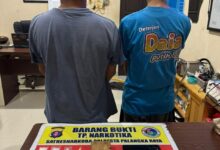 Dua tersangka peredaran narkotika ketika berhasil diamankan petugas kepolisian