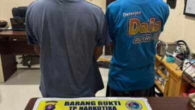 Dua tersangka peredaran narkotika ketika berhasil diamankan petugas kepolisian