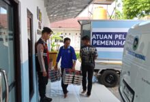 Personel kepolisian ketika mengawal pendistribusian Program Makanan Bergizi Gratis (MBG) ke sejumlah sekolah di Kota Palangka Raya