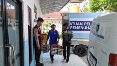 Personel kepolisian ketika mengawal pendistribusian Program Makanan Bergizi Gratis (MBG) ke sejumlah sekolah di Kota Palangka Raya