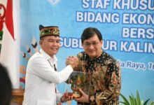 Gubernur Kalteng, H. Agustiar Sabran foto bersama Staf Khusus Presiden Bidang Ekonomi Kreatif, Yovie Widianto