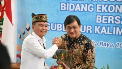 Gubernur Kalteng, H. Agustiar Sabran foto bersama Staf Khusus Presiden Bidang Ekonomi Kreatif, Yovie Widianto