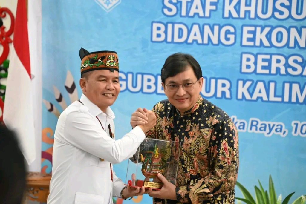 Gubernur Kalteng, H. Agustiar Sabran foto bersama Staf Khusus Presiden Bidang Ekonomi Kreatif, Yovie Widianto
