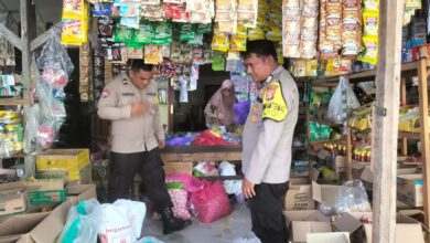 Petugas kepolisian ketika memantau harga dan stok sembako di Pasar Tangkiling