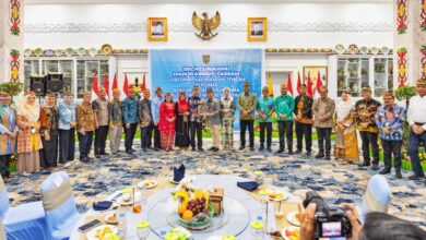 Gubernur Kalteng Agustiar Sabran foto bersama Rektor BKS-PTN di Istana Isen Mulang