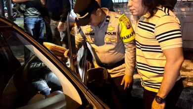 Kanit Jatanras, Iptu Helmi Hamdani (kanan) bersama anggotanya mendatangi lokasi peristiwa pencurian