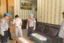 Sidokkes Polresta Palangka Raya ketika memeriksa urine para personel kepolisian