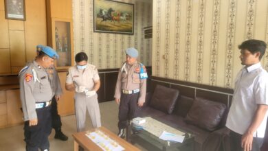 Sidokkes Polresta Palangka Raya ketika memeriksa urine para personel kepolisian