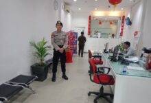 Personel kepolisian ketika berada di Kantor Perbankan untuk memberikan rasa aman melalui patroli