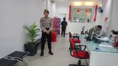 Personel kepolisian ketika berada di Kantor Perbankan untuk memberikan rasa aman melalui patroli
