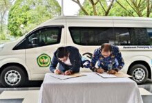 KOLABORASI : Regional CEO, Region 14 BRI Banjarmasin, Novian Supriatno (kiri) dan Rektor Universitas Palangka Raya, Prof. Dr. Ir. Salampak, M.S (kanan), saat menandatangani perjanjian kerjasama, Kamis (19/2).