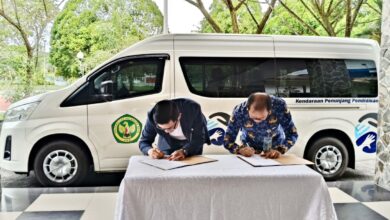 KOLABORASI : Regional CEO, Region 14 BRI Banjarmasin, Novian Supriatno (kiri) dan Rektor Universitas Palangka Raya, Prof. Dr. Ir. Salampak, M.S (kanan), saat menandatangani perjanjian kerjasama, Kamis (19/2).