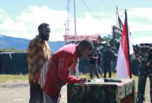 Dua Anggota OPM Kodap 8 Intan Jaya Ikrar Setia ke NKRI.