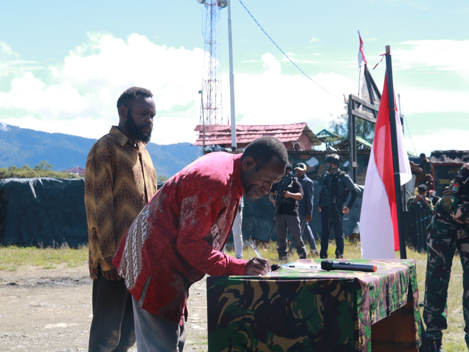 Dua Anggota OPM Kodap 8 Intan Jaya Ikrar Setia ke NKRI.