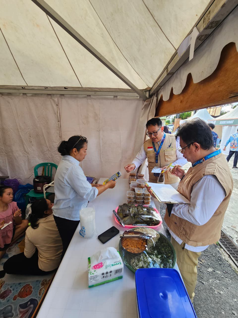 Kegiatan sampling yang dilakukan oleh BBPOM Palangka Raya pada takjil di Pasar Ramadan