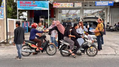Awak media Kalteng.co bagikan takjil kepada warga dan pengendara yang melintas di kawasan Jalan Kini Balu