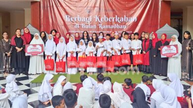 PIA Fraksi PDI P DPR RI foto bersama anak-anak dan pengurus panti asuhan dalam kegiatan bakti sosial