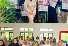 Anggota DPD/MPR RI utusan Kalimantan Tengah, H. Siti Aseanti, S.ST., M.Keb. foto bersama warga Kelurahan Panarung dan Kelurahan Kalampangan
