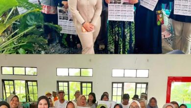 Anggota DPD/MPR RI utusan Kalimantan Tengah, H. Siti Aseanti, S.ST., M.Keb. foto bersama warga Kelurahan Panarung dan Kelurahan Kalampangan
