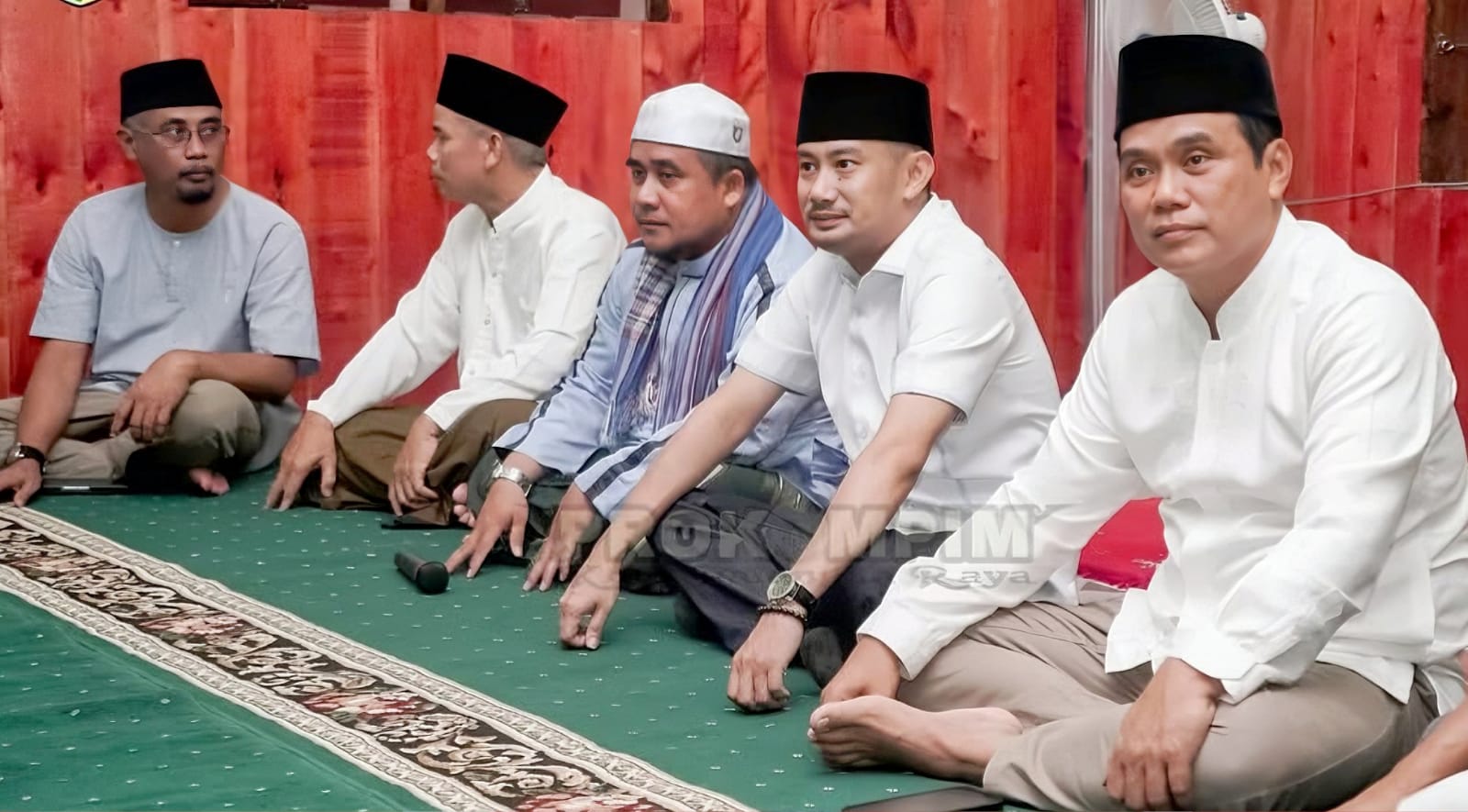 Wali Kota Palangka Raya, Fairid Naparin saat melaksanakan buka puasa bersama warga korban kebakaran komplek Mendawai