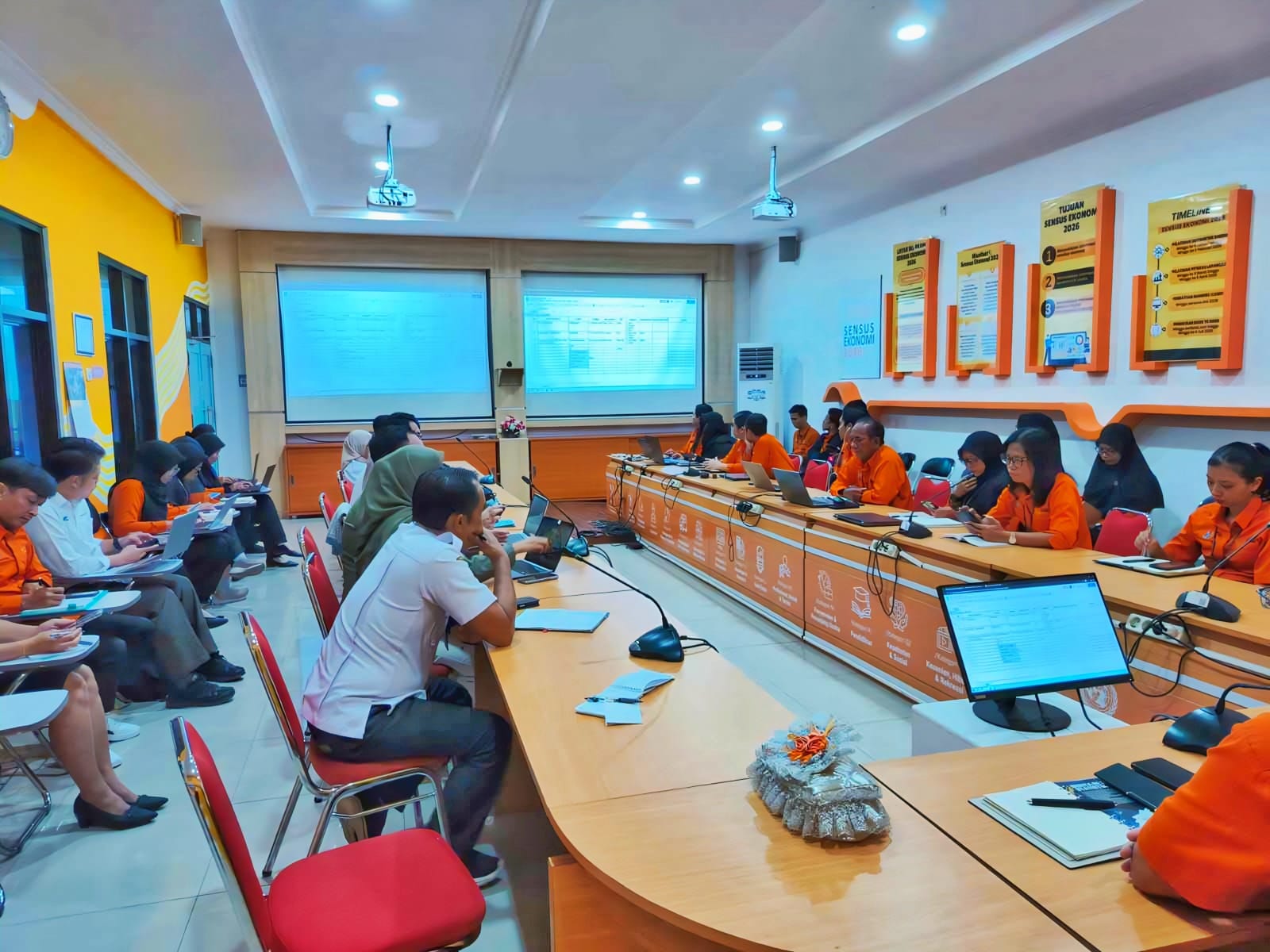 Suasana Rapat Tim Pelaksana Sensus Ekonomi 2026 (SE2026) di Ruang Vicon BPS Kalteng.