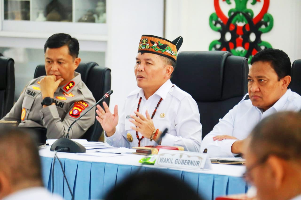 Gubernur Kalteng, H. Agustiar Sabran saat memimpin rapat koordinasu KHBS