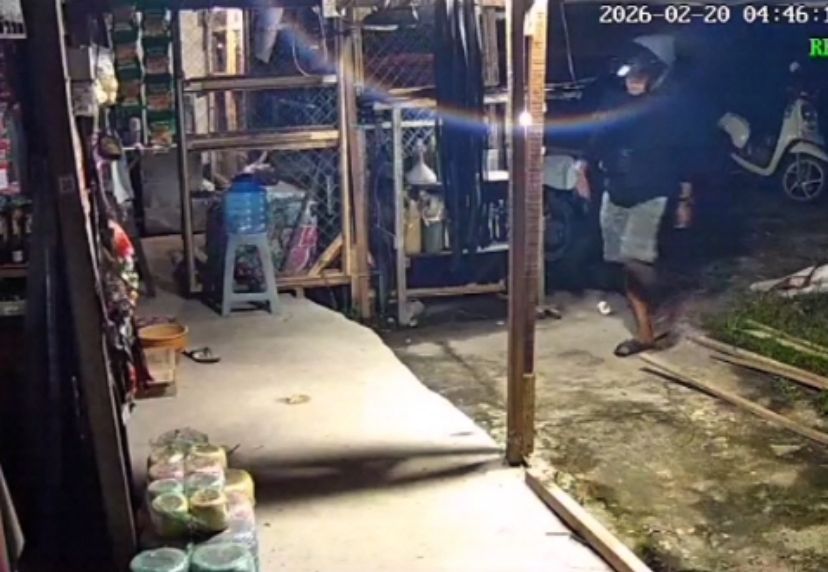 Rekaman CCTV memperlihatkan aksi pencurian yang berlangsung pada sebuah warung sembako di Jalan Obos