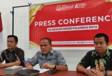 Kajari Palangka Raya, Yunardi (tengah) saat menyampaikan keterangan terkait penetapan tersangka dugaan korupsi Program Pascasarjana kepada pers
