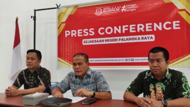 Kajari Palangka Raya, Yunardi (tengah) saat menyampaikan keterangan terkait penetapan tersangka dugaan korupsi Program Pascasarjana kepada pers