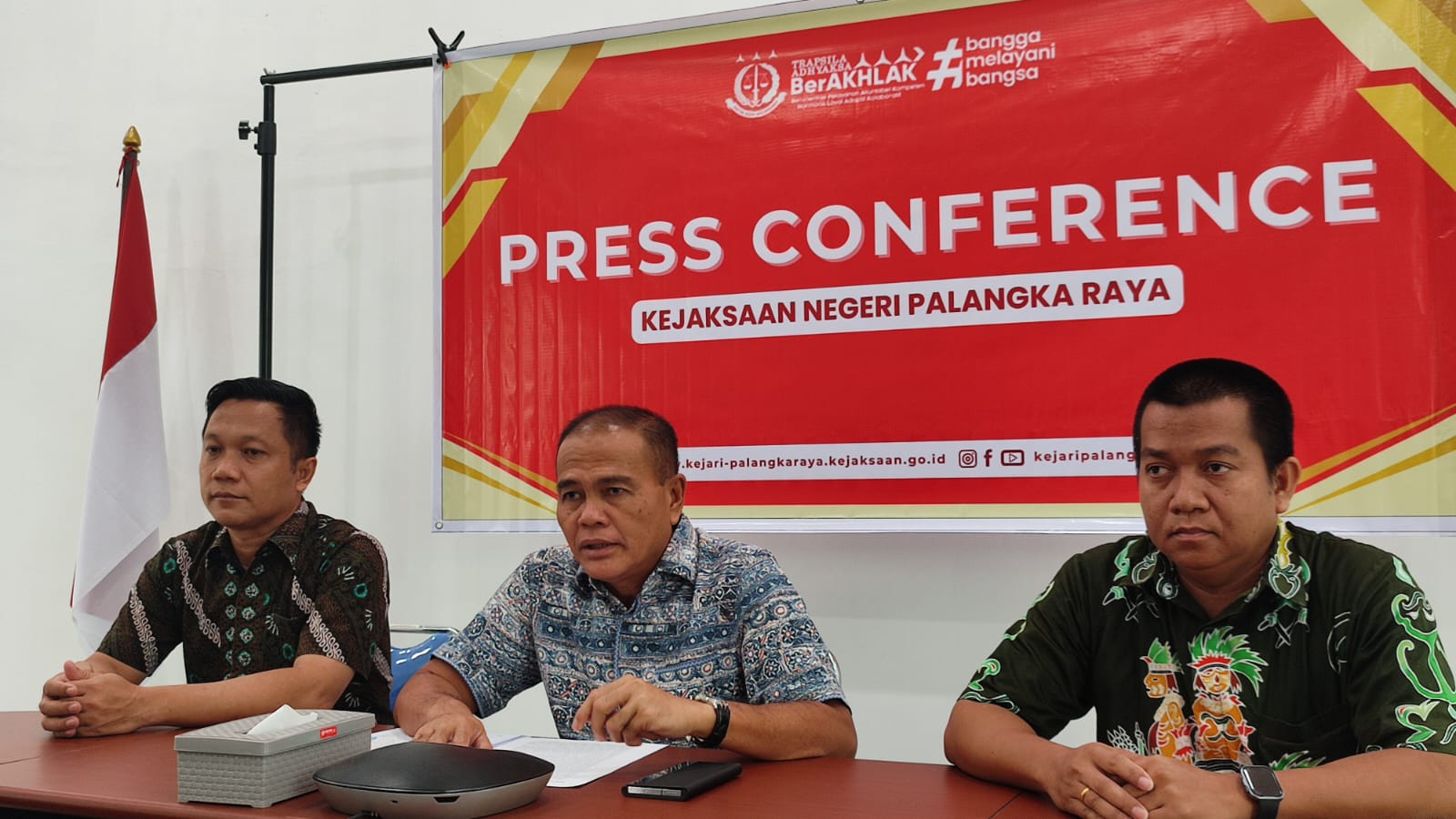 Kajari Palangka Raya, Yunardi (tengah) saat menyampaikan keterangan terkait penetapan tersangka dugaan korupsi Program Pascasarjana kepada pers