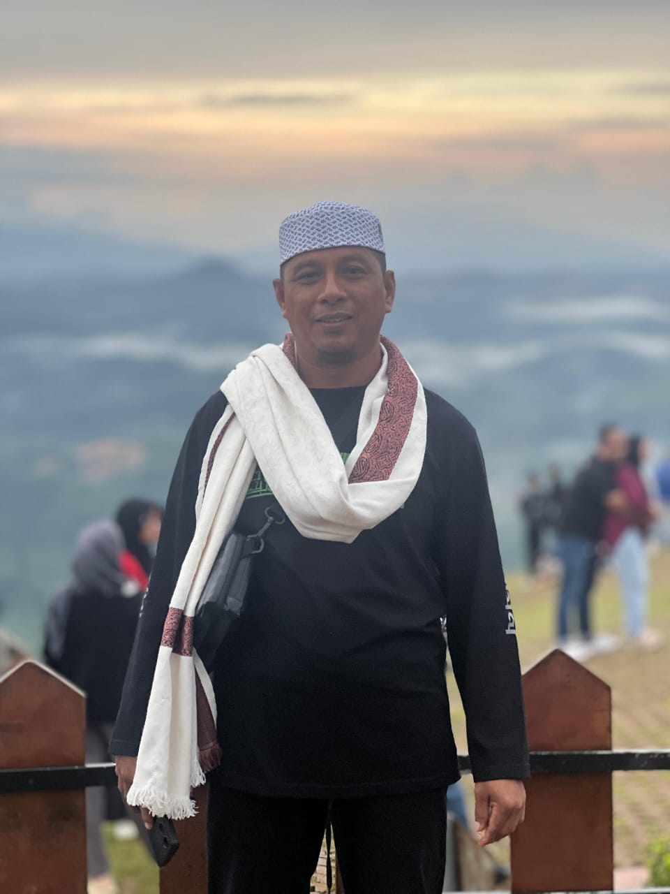 Ustadz Lukmanul Hakim.