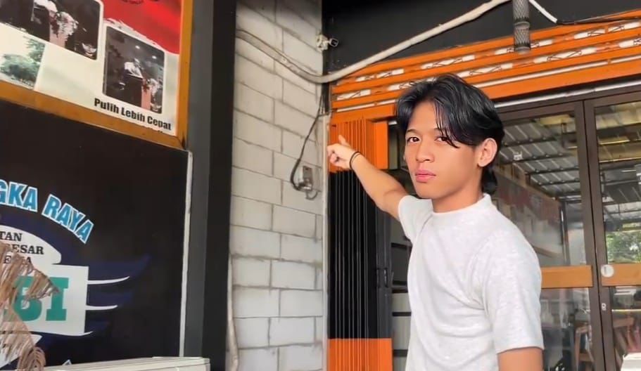 Ernesta ketika menunjukan lokasi CCTV yang merekam aksi pencurian motor miliknya