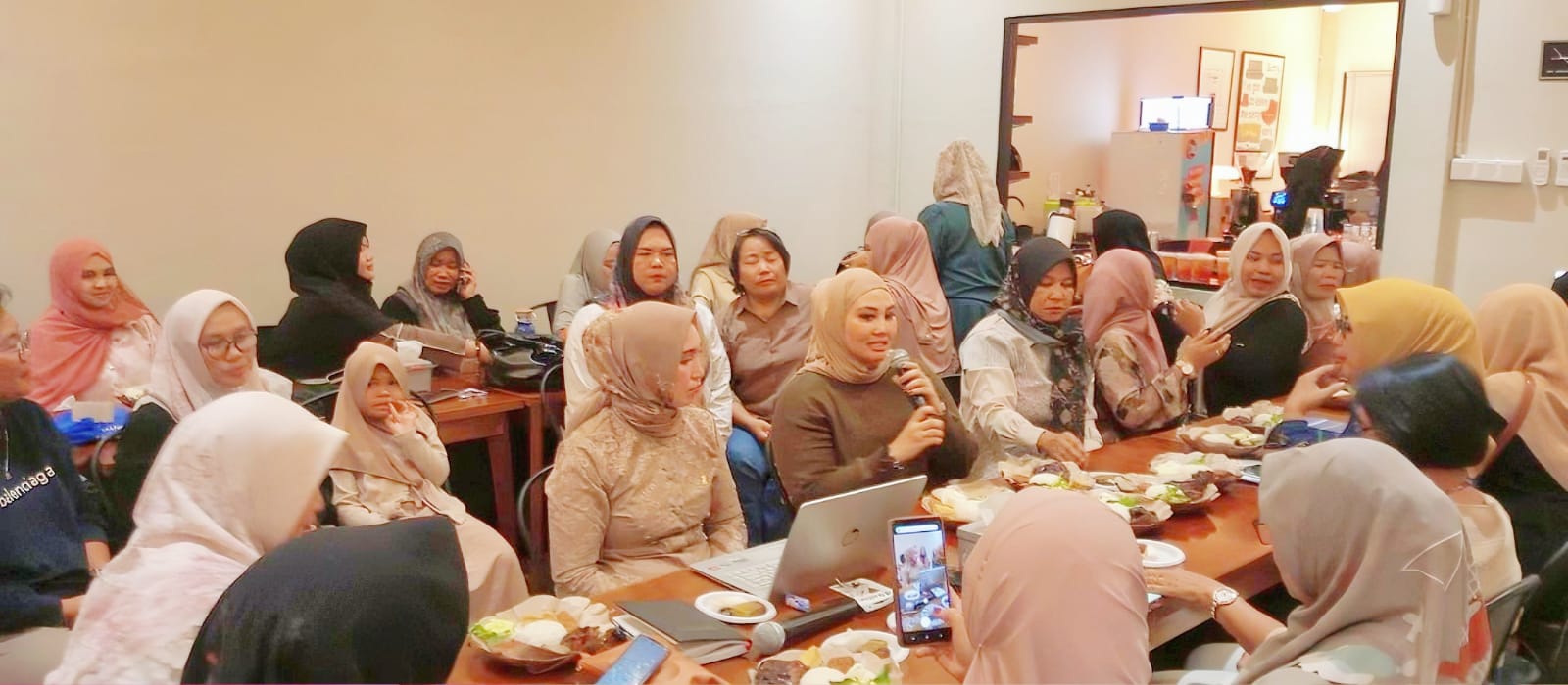 Anggota DPD/MPR RI utusan Kalimantan Tengah, H. Siti Aseanti, S., ST., M. Keb., silaturahmi bersama PC IBI Kapuas