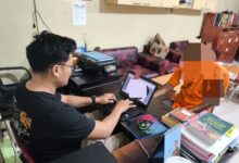 Petugas kepolisian ketika mengintrogerasi tersangka