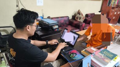 Petugas kepolisian ketika mengintrogerasi tersangka