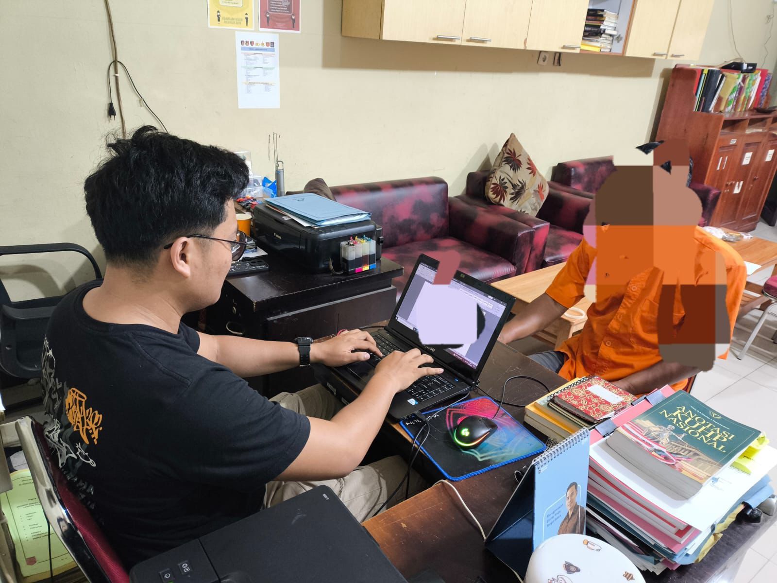 Petugas kepolisian ketika mengintrogerasi tersangka