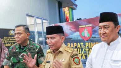 Gubernur Kalteng, H. Agustiar Sabran saat di wawancara awak media dalam kegiatan silaturahmi